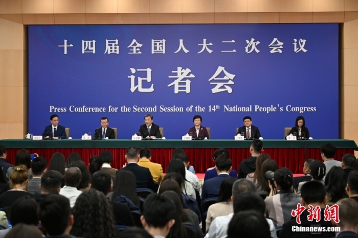 十四届全国人大二次会议于3月9日下午3时，在梅地亚中心新闻发布厅举行记者会。中新社记者 何蓬磊 摄