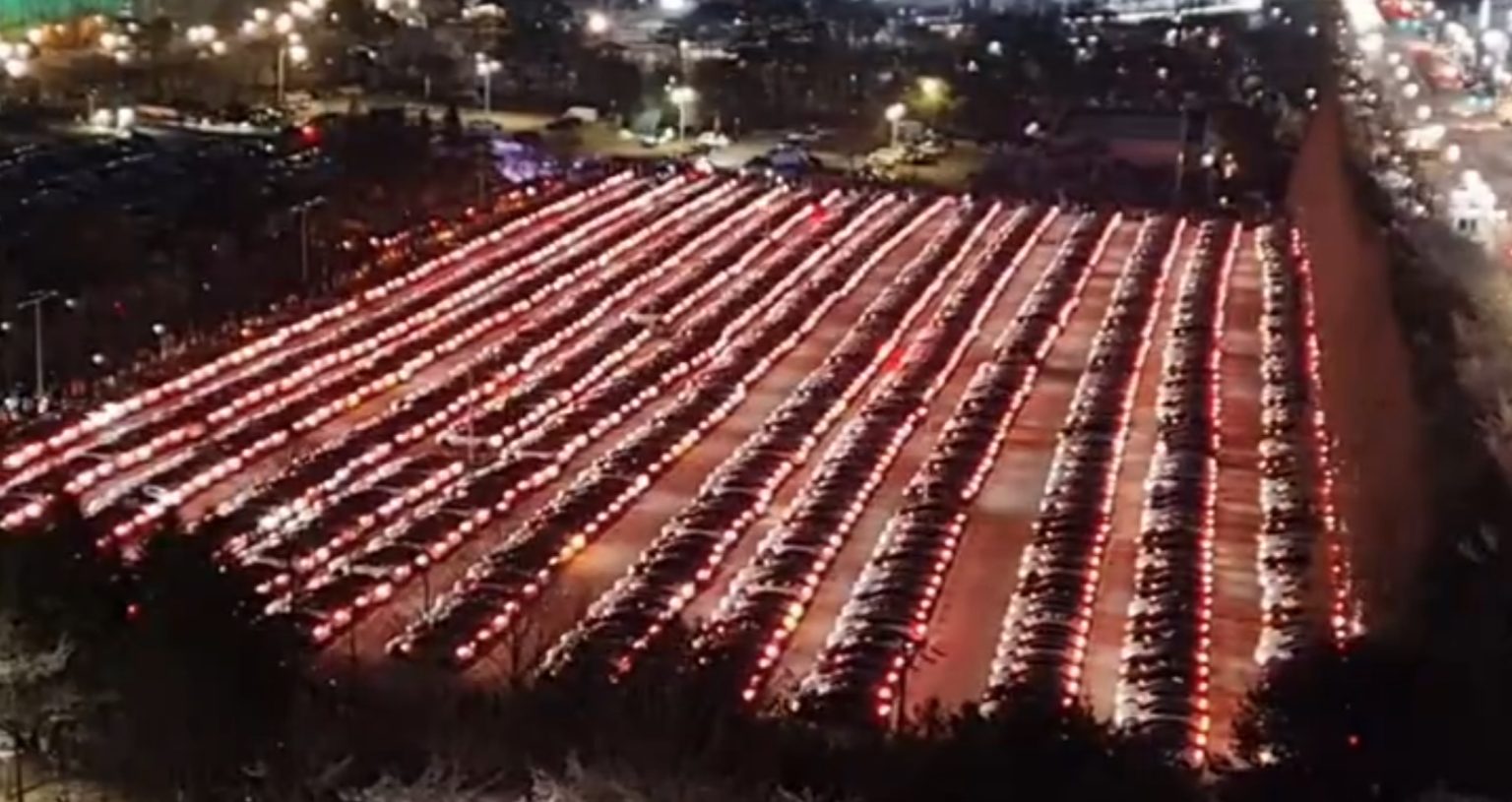 千辆特斯拉点亮韩国夜空，上演史上最大规模特斯拉灯光秀