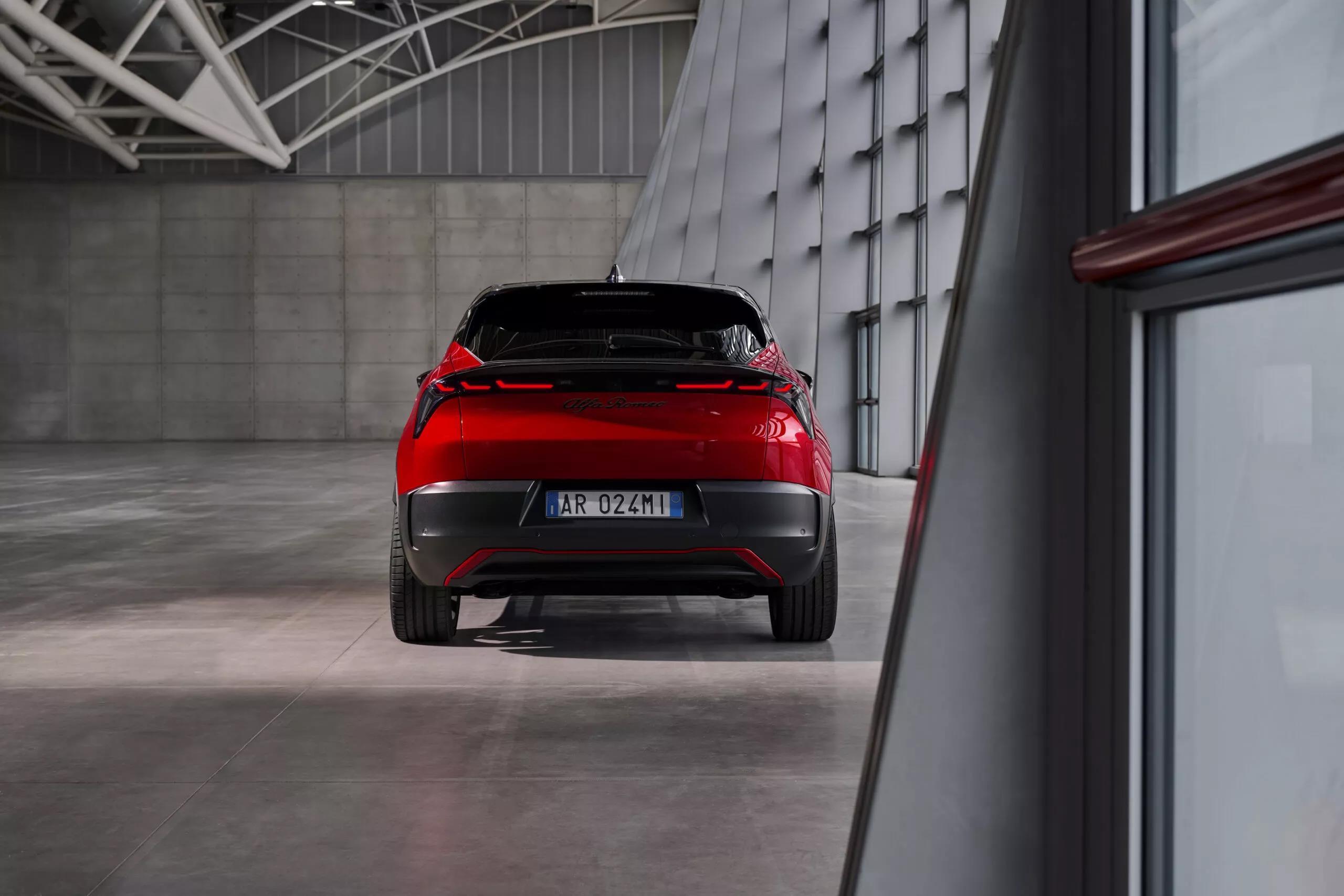 阿尔法・罗密欧开启电气化时代,旗下首款纯电车 Milano 发布