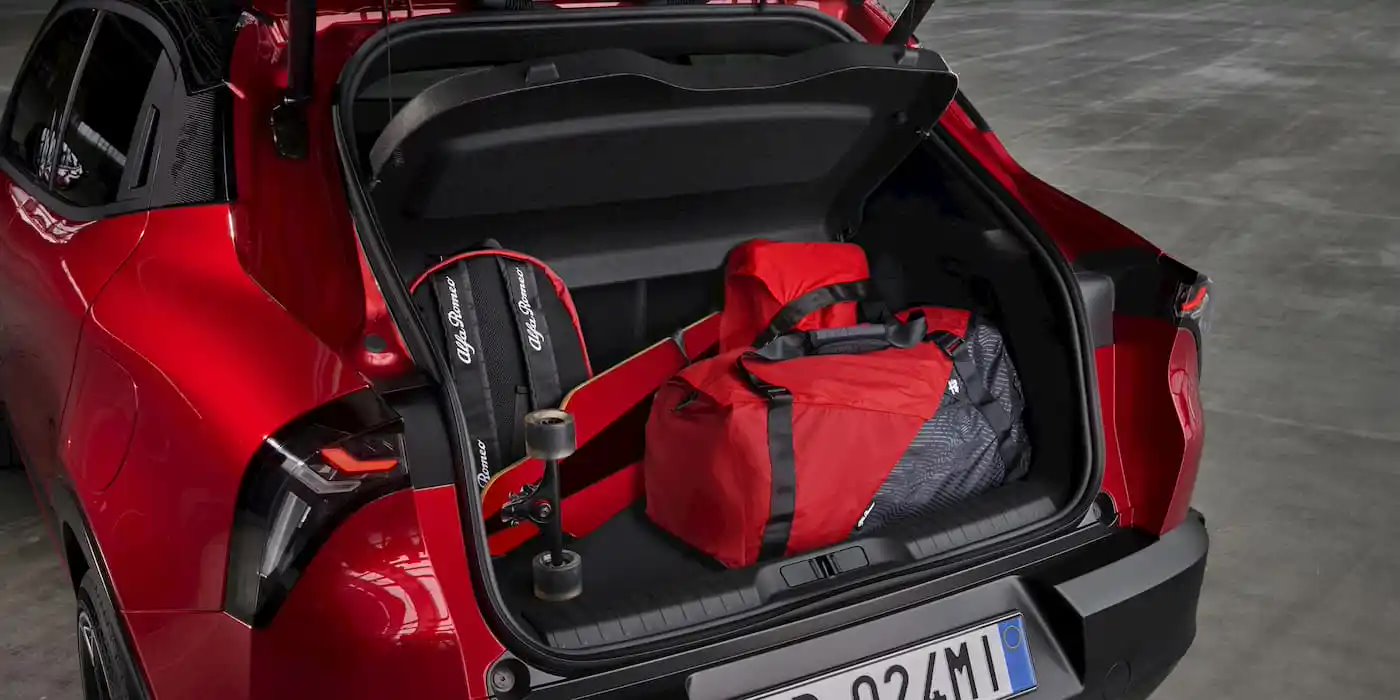 阿尔法・罗密欧开启电气化时代,旗下首款纯电车 Milano 发布