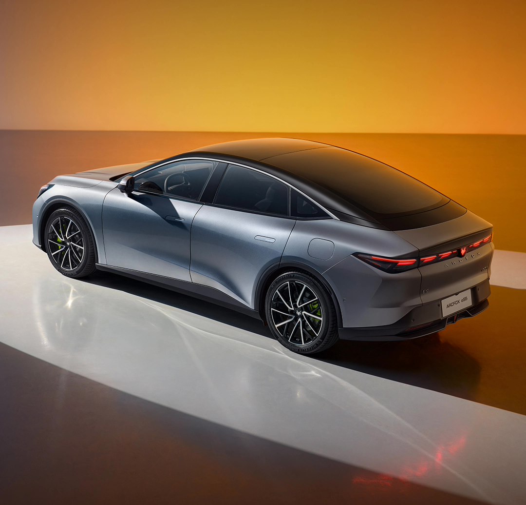 极狐第二款中型轿车阿尔法 S5 将于 4 月 22 日预售：800V 双电机四驱