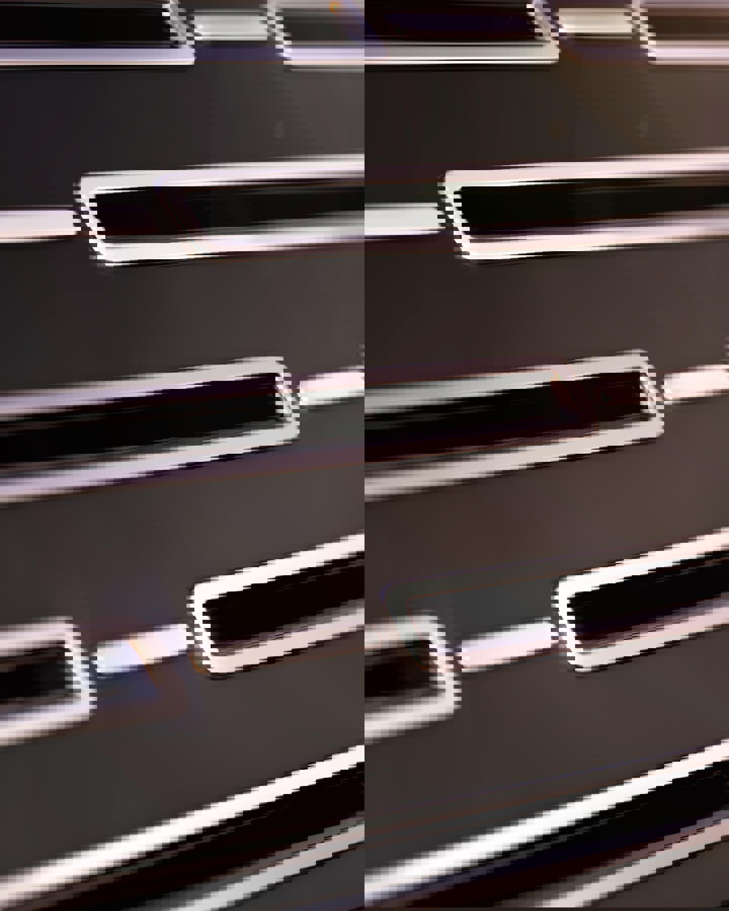 路虎揽胜纯电车型今年发布，采用 800V 高压平台