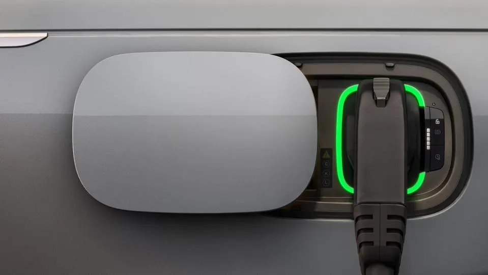 路虎揽胜纯电车型今年发布，采用 800V 高压平台