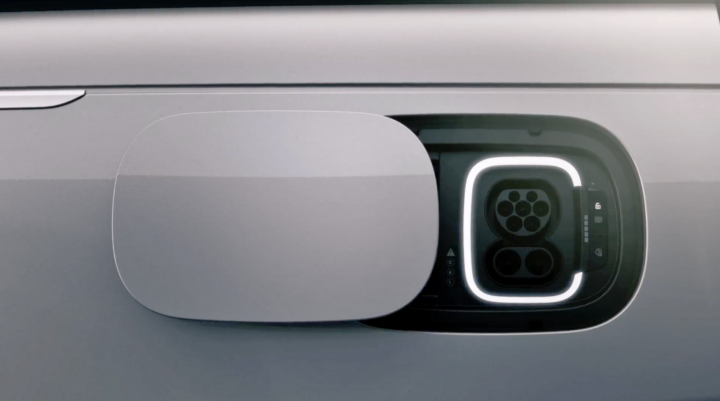 路虎揽胜纯电车型今年发布，采用 800V 高压平台