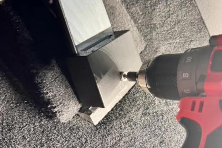 特斯拉 Cybertruck 因加速踏板存在卡住风险而召回,官方用铆钉固定