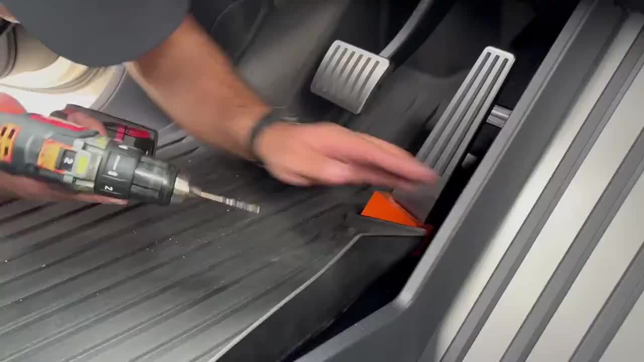 特斯拉 Cybertruck 因加速踏板存在卡住风险而召回,官方用铆钉固定