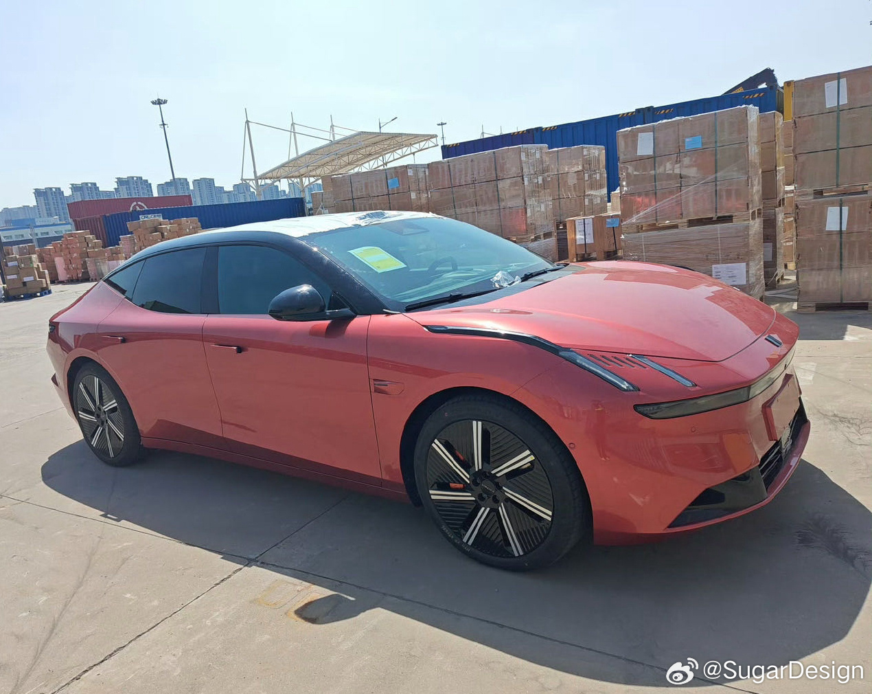 领克 ZERO 纯电轿车实车曝光:红黑双拼车身,配低风阻轮毂