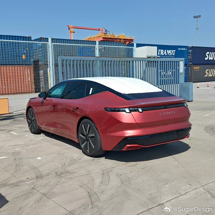 领克 ZERO 纯电轿车实车曝光:红黑双拼车身,配低风阻轮毂