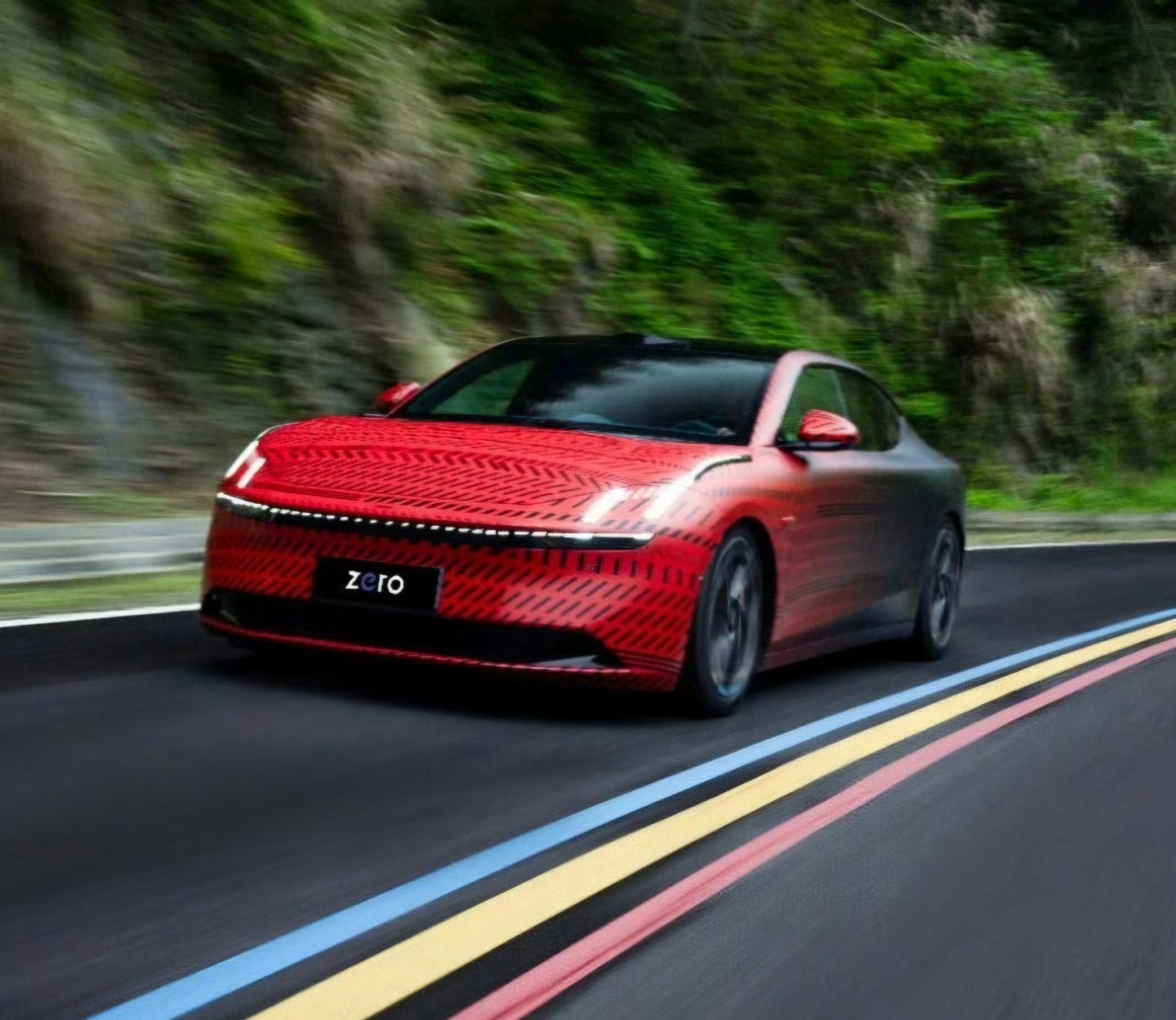 领克 ZERO 纯电轿车实车曝光:红黑双拼车身,配低风阻轮毂